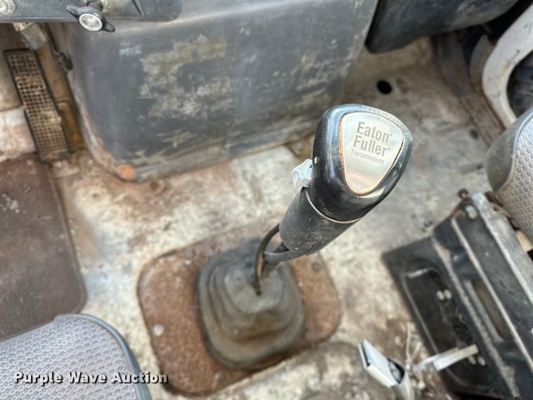 image for item OM9478 1993 Ford 8000 drilling rig truck