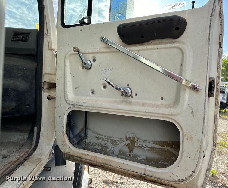 image for item OM9478 1993 Ford 8000 drilling rig truck