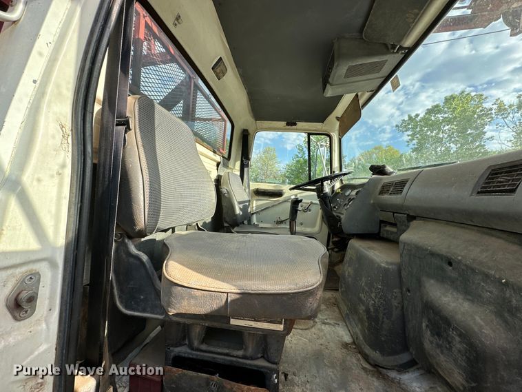 image for item OM9478 1993 Ford 8000 drilling rig truck