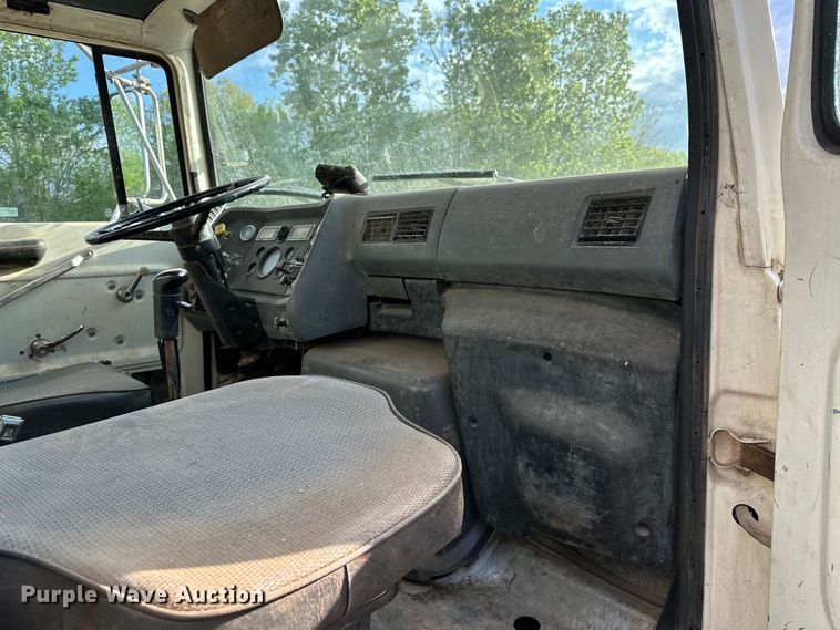 image for item OM9478 1993 Ford 8000 drilling rig truck