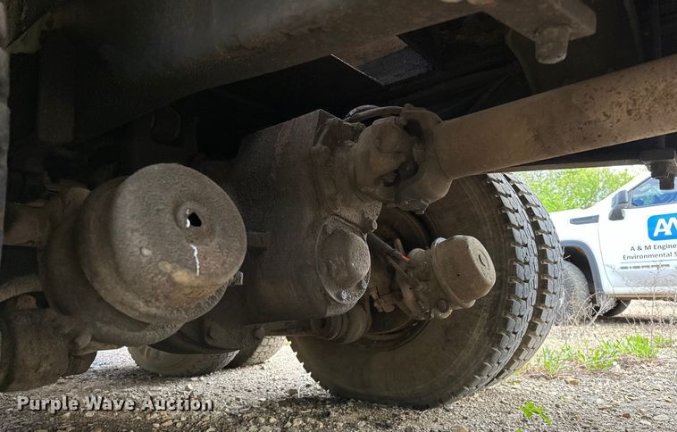 image for item OM9478 1993 Ford 8000 drilling rig truck