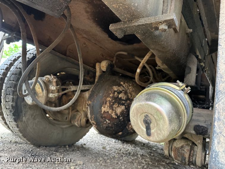 image for item OM9478 1993 Ford 8000 drilling rig truck