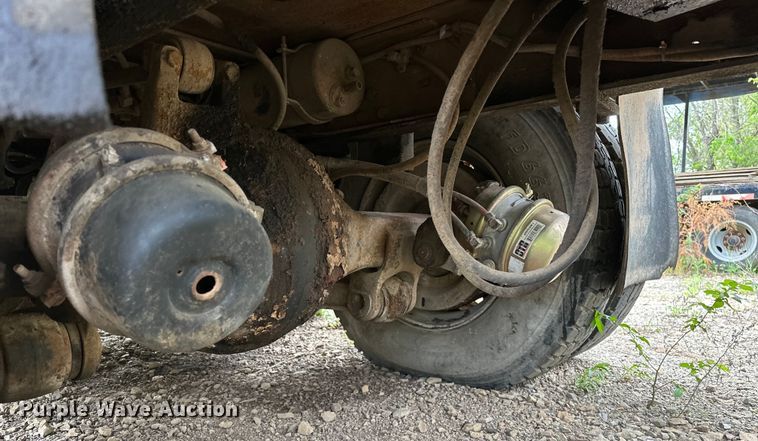 image for item OM9478 1993 Ford 8000 drilling rig truck