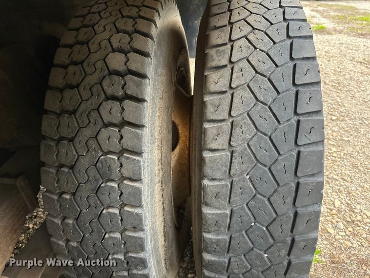 image for item OM9478 1993 Ford 8000 drilling rig truck