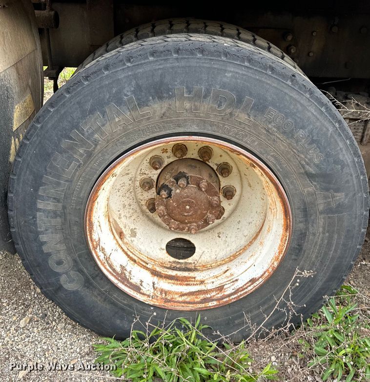 image for item OM9478 1993 Ford 8000 drilling rig truck