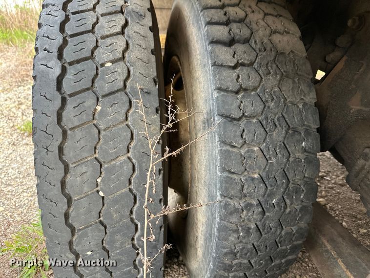 image for item OM9478 1993 Ford 8000 drilling rig truck