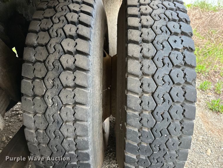 image for item OM9478 1993 Ford 8000 drilling rig truck