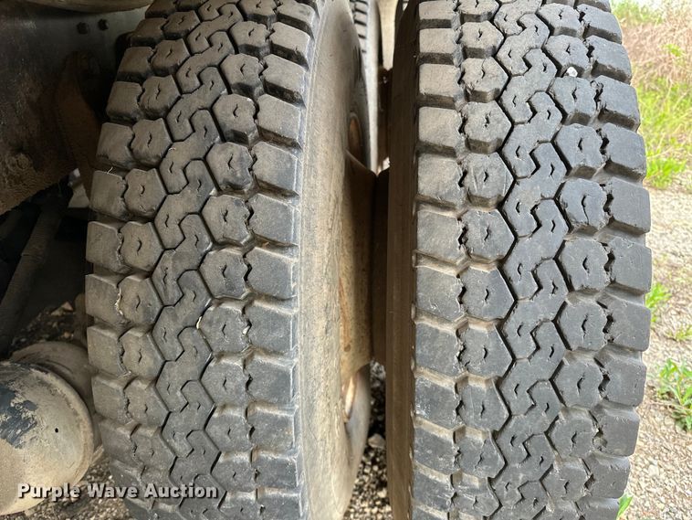 image for item OM9478 1993 Ford 8000 drilling rig truck