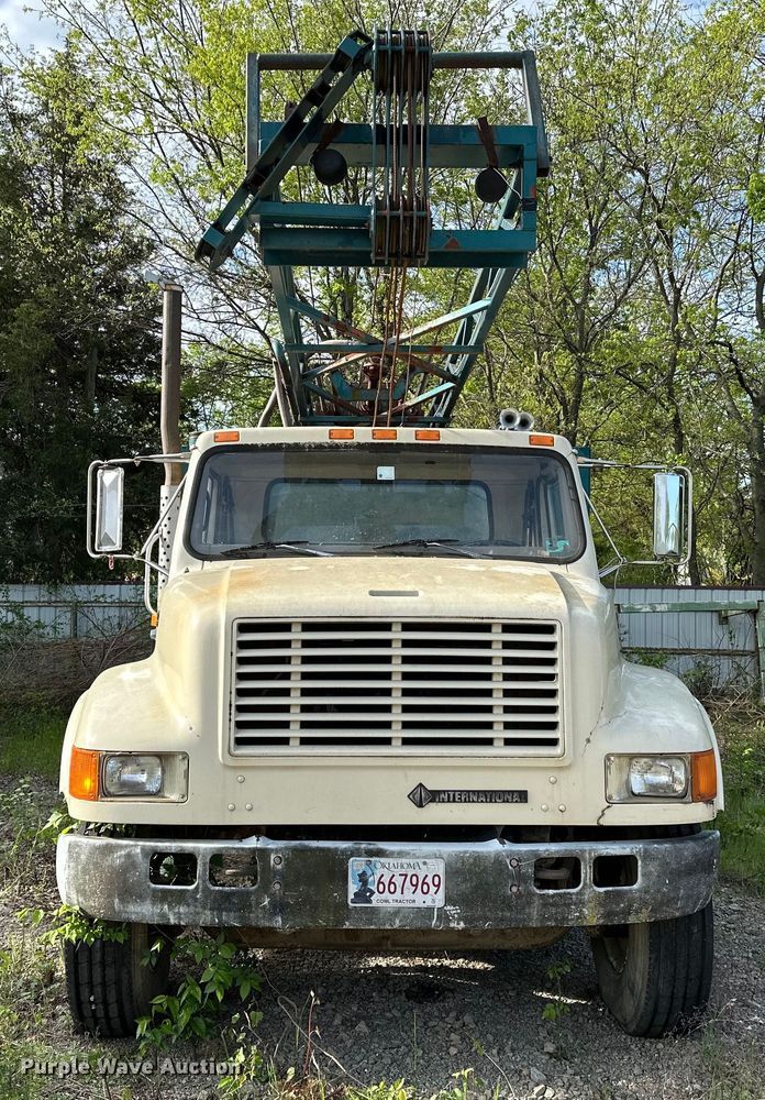 image for item OM9479 1996 International  4900  drilling rig truck
