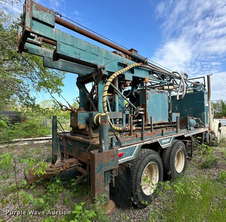 image for item OM9479 1996 International  4900  drilling rig truck