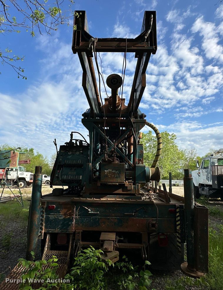 image for item OM9479 1996 International  4900  drilling rig truck