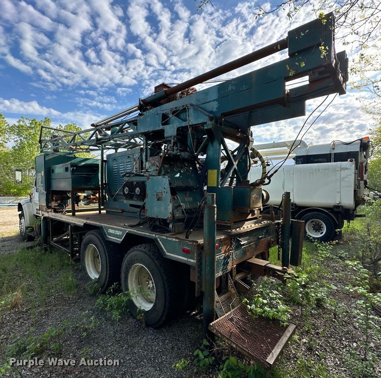 image for item OM9479 1996 International  4900  drilling rig truck
