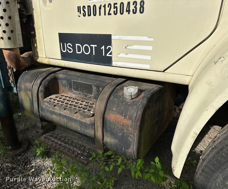 image for item OM9479 1996 International  4900  drilling rig truck