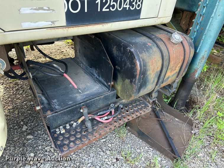 image for item OM9479 1996 International  4900  drilling rig truck