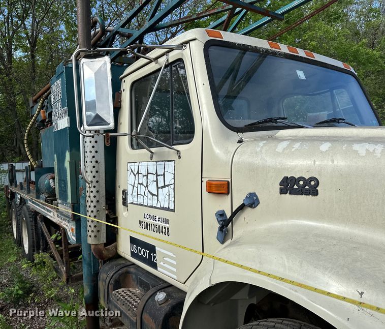image for item OM9479 1996 International  4900  drilling rig truck