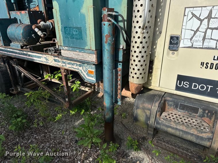 image for item OM9479 1996 International  4900  drilling rig truck