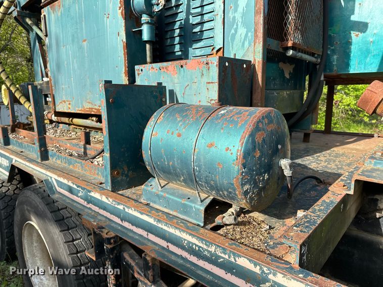 image for item OM9479 1996 International  4900  drilling rig truck