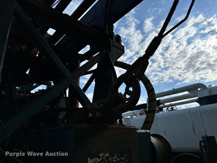 image for item OM9479 1996 International  4900  drilling rig truck