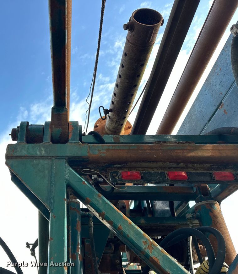 image for item OM9479 1996 International  4900  drilling rig truck