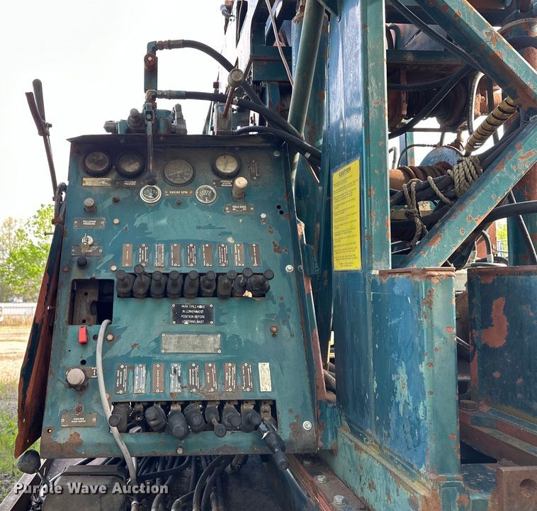 image for item OM9479 1996 International  4900  drilling rig truck