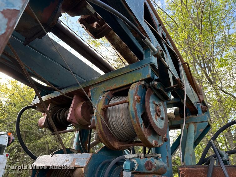 image for item OM9479 1996 International  4900  drilling rig truck