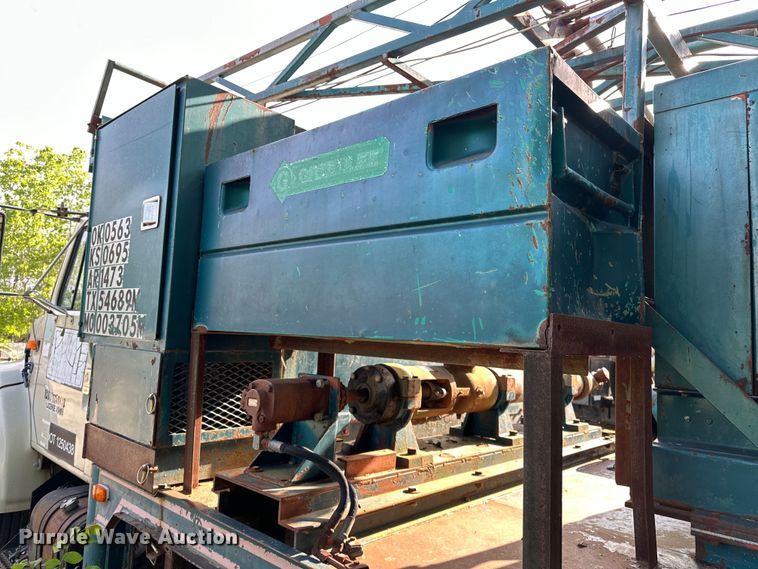 image for item OM9479 1996 International  4900  drilling rig truck