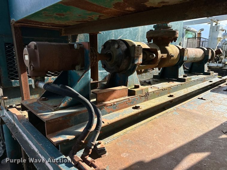 image for item OM9479 1996 International  4900  drilling rig truck