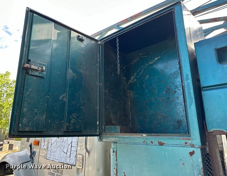 image for item OM9479 1996 International  4900  drilling rig truck