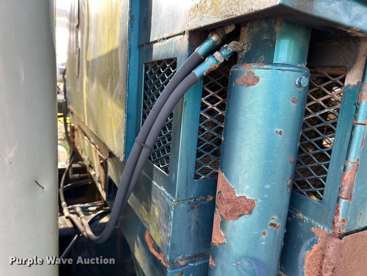 image for item OM9479 1996 International  4900  drilling rig truck