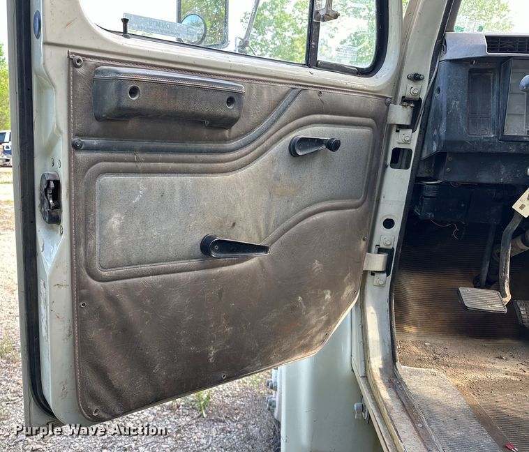 image for item OM9479 1996 International  4900  drilling rig truck