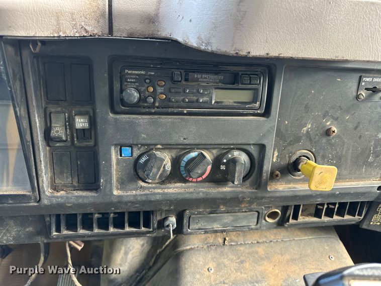 image for item OM9479 1996 International  4900  drilling rig truck