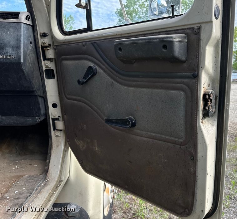 image for item OM9479 1996 International  4900  drilling rig truck