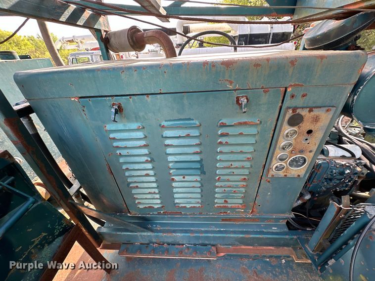 image for item OM9479 1996 International  4900  drilling rig truck