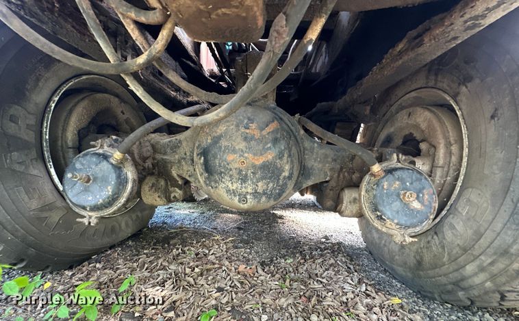 image for item OM9479 1996 International  4900  drilling rig truck