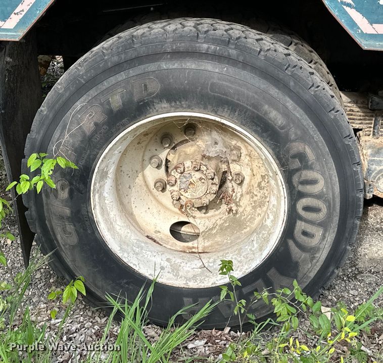 image for item OM9479 1996 International  4900  drilling rig truck