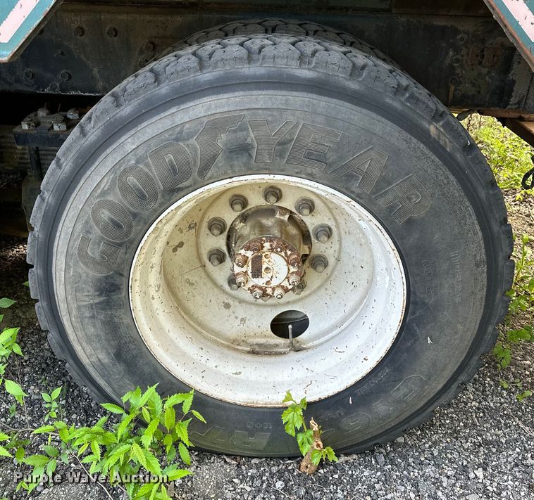 image for item OM9479 1996 International  4900  drilling rig truck