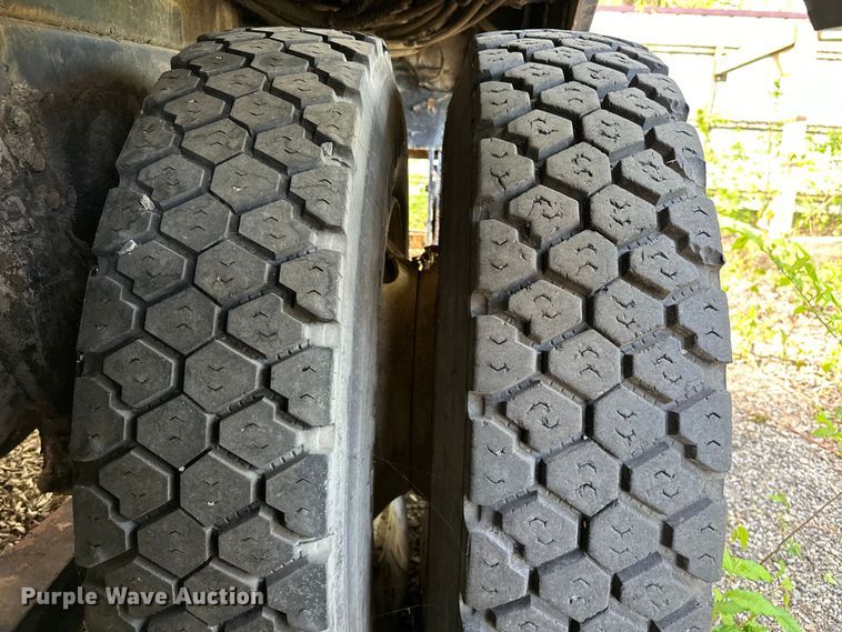 image for item OM9479 1996 International  4900  drilling rig truck