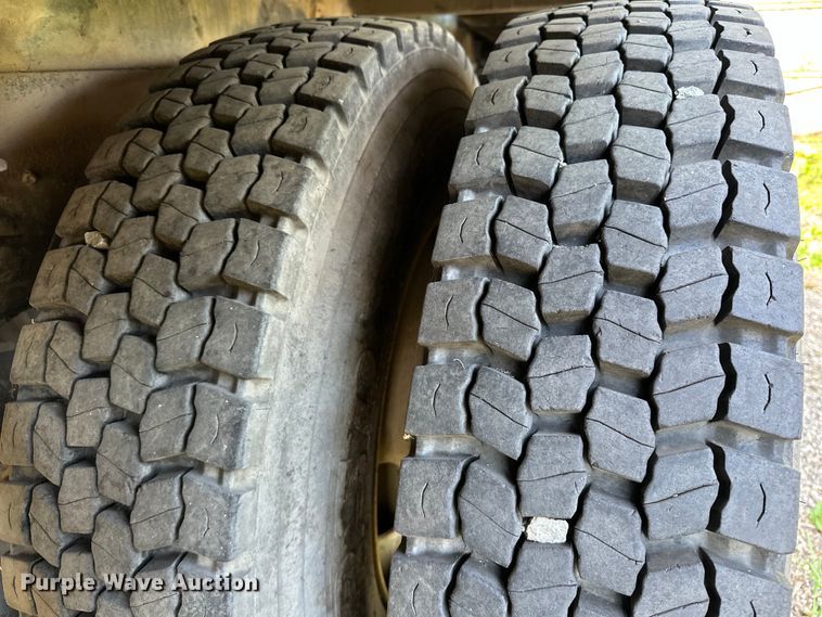 image for item OM9479 1996 International  4900  drilling rig truck