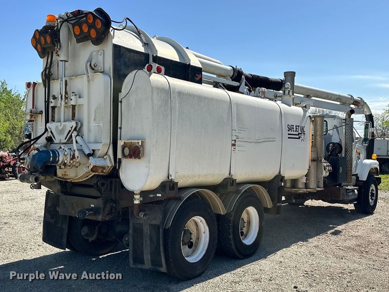 image for item OM9480 1999 International  2554  sewer jetter truck