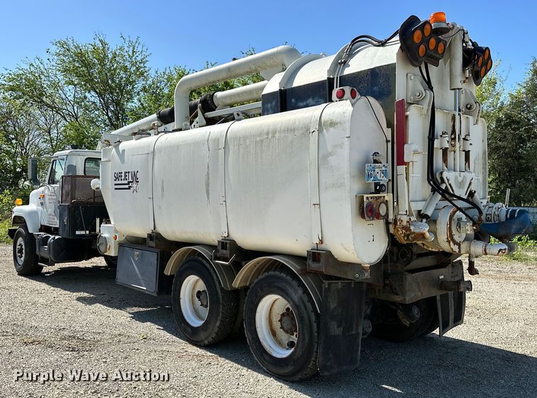 image for item OM9480 1999 International  2554  sewer jetter truck
