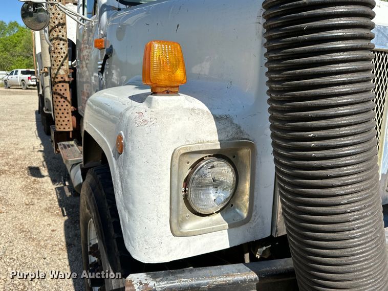 image for item OM9480 1999 International  2554  sewer jetter truck