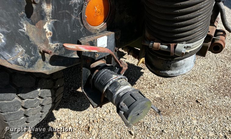 image for item OM9480 1999 International  2554  sewer jetter truck