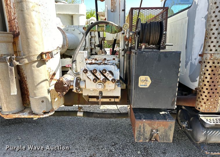 image for item OM9480 1999 International  2554  sewer jetter truck