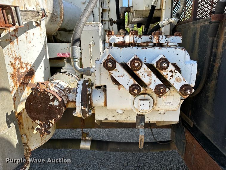 image for item OM9480 1999 International  2554  sewer jetter truck