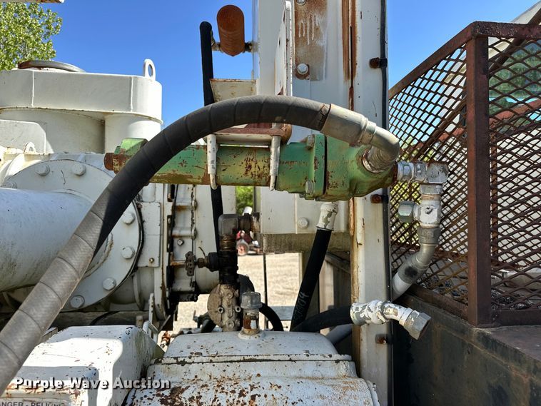 image for item OM9480 1999 International  2554  sewer jetter truck