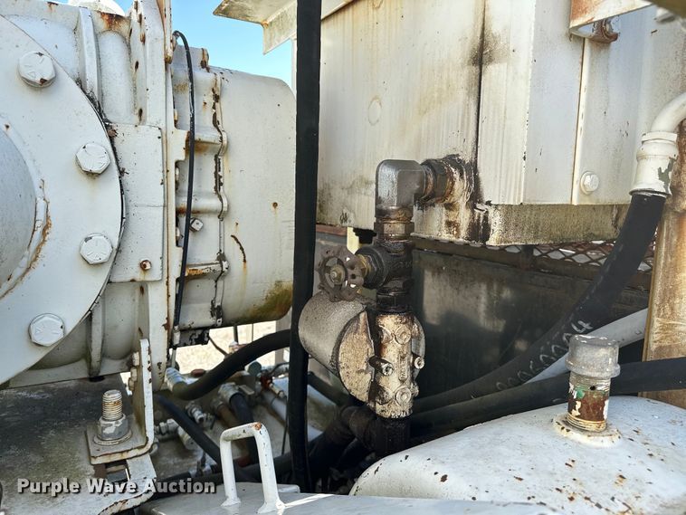 image for item OM9480 1999 International  2554  sewer jetter truck