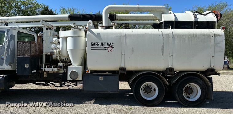 image for item OM9480 1999 International  2554  sewer jetter truck