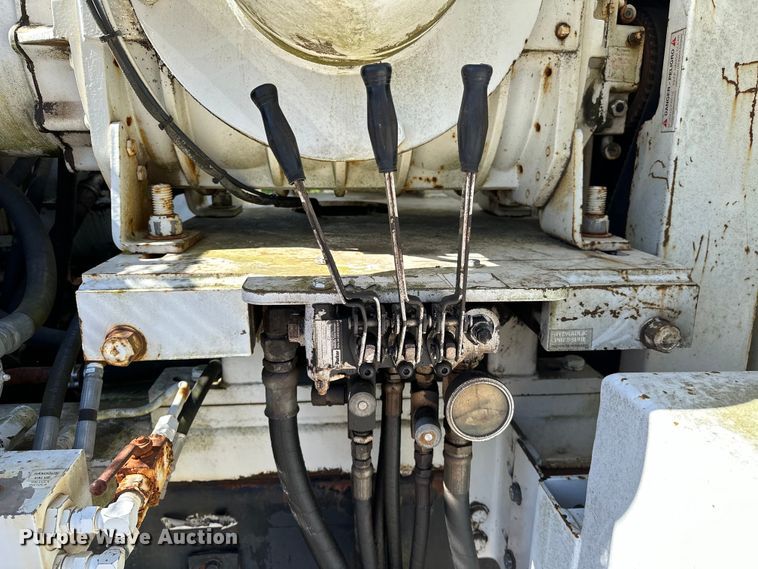 image for item OM9480 1999 International  2554  sewer jetter truck