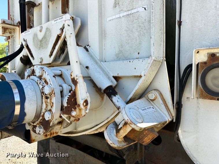 image for item OM9480 1999 International  2554  sewer jetter truck