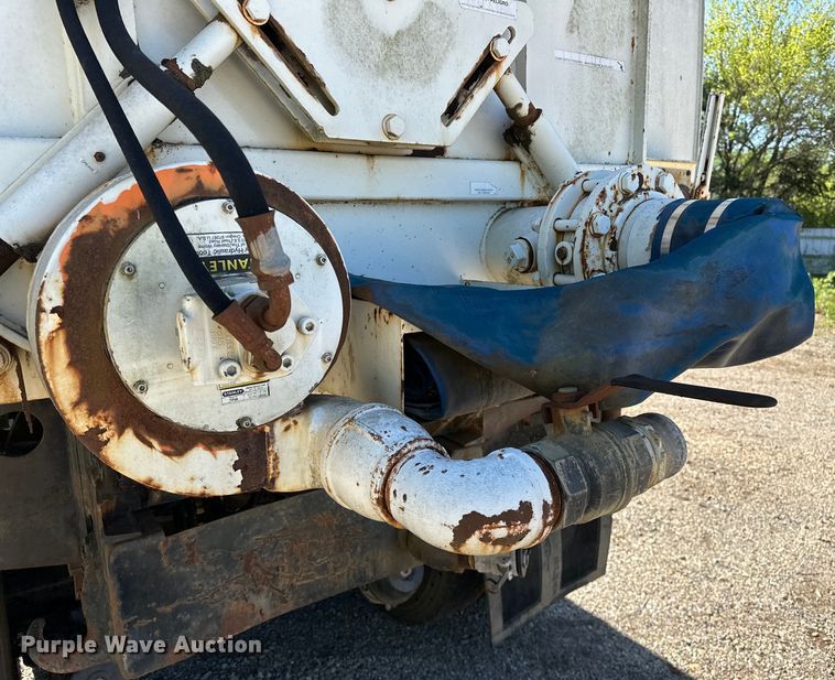 image for item OM9480 1999 International  2554  sewer jetter truck